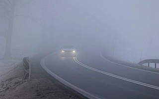IMGW ostrzega: gęsta mgła w wielu powiatach Warmii i Mazur